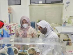 Wawali Fatma bersama Ketua TP PKK Makassar Indira Besuk Bayi Ditemukan di Jalan