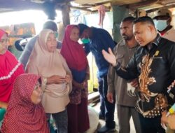 Mama Janda Terharu Bahagia Saat Terima Bantuan Sembako Dari Komisi I DPR Papua Barat