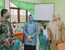 Persiapan PTM, Ketua TP PKK Kota Makassar Meninjau Secara Langsung Pelaksanaan Vaksinasi