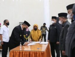 Lantik 40 Pejabat Administratif, Danny-Fatma Tegaskan Loyalitas Juga Tanggap Kerja