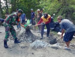 Bersama Warga, Babinsa dan Bhabinkamtibmas Gotong Royong Perbaiki Jalan Rusak di Dusun Bacu-bacu Barru