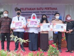Dukcapil Goes To School, Dirjen Dukcapil Serahkan KIA dan KTP-el bagi Pelajar di Sleman