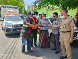 Semarakkan HUT Makassar ke-414 Perumda Parkir Bagikan Kue Taripan ke Jukir