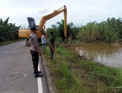 Bersama TNI-POLRI, PT Mamuang Bantu Pemdes Pajalele Normalisasi Parit