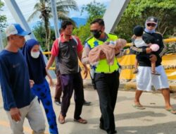 Ibunya Hampir Pingsan, Polantas Palopo Bripka Fadli Alimin, Bantu Menggendong Bayi yang Baru Lahir Sesar