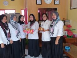 Bertepatan Hari Guru Nasional Kepsek UPT SDN 4 Watsid Rayakan Hari Lahirnya Bersama Guru dan Muridnya