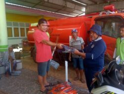 Kabid DLH Bersama Kep. Seksi Bantaeng Serahkan Baju Seragam PDL Kepada Para Anggota Penyapu Jalan