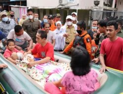 Pastikan Logistik 3.600 Pengungsi Terpenuhi, Wali Kota Danny Terjang Banjir Setinggi Dada