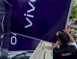 Bapenda Makassar Bongkar Reklame Produk HP Penunggak Pajak Rp1 Miliar