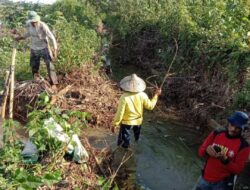 Pasca Banjir, Puluhan Warga Desa Garessi Kerja Bakti Perbaiki Saluran Air yang Jebol