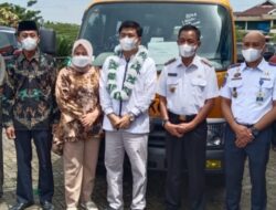 H. Muh. Aras Serahkan Satu Unit Bus Sekolah ke Pontren Attaufiq Barru