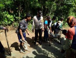 Bhabinkamtibmas dan Babinsa Desa Batulanteh Gotong Royong Bantu Warga Perbaiki Jalan Desa
