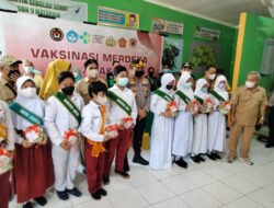 Hadiri Vaksinasi Anak Kapolresta Beri Hadiah