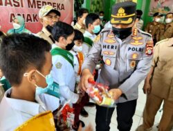 Hadiri Vaksinasi Anak Kapolresta Beri Hadiah