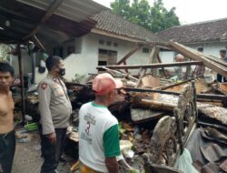 Angin Puting Beliung Menerjang Sebuah Rumah Di Desa Mujur