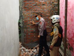 Polsek Sandubaya Lakukan Pengamanan Pembongkaran Tembok Kamar Mandi Milik Warga