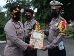 Anggota polisi yang Berprestasi di Berikan Penghargaan kepada Kapolres Wajo.