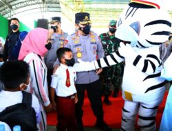 Tinjau Vaksinasi Serentak se-Indonesia, Kapolri Ingatkan Syarat Wajib Laksanakan PTM 100 Persen