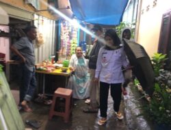 Waspada Banjir, Lurah Haryani Sayuti Bersama Babinsa dan Staf Pantau Genangan Air di Kelurahan Tabaringan