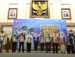 Sukseskan Vaksinasi, Wawali Fatma Beri Penghargaan Sejumlah Tokoh