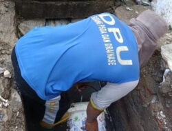 Satgas Drainase DPU Makassar Rutin Lakukan Pengerukan Guna Meminimalisir Genangan Saat Hujan Tiba