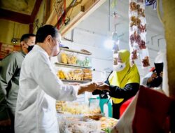 Presiden Jokowi Bagikan Bantuan Tunai Rp1,2 Juta Bagi Para Pedagan Kaki Lima di Pasar Sepinggan