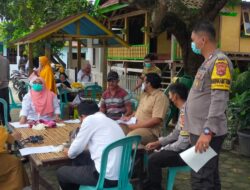 Anggota Polsek Taliwang Lakukan Pendampingan Vaksinasi dan Berikan Imbauan Kamtibmas