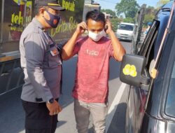 Dorong Masyarakat Taat Prokes, Polsek Narmada Bagikan Masker Gratis