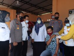 Polres Loteng Gelar Vaksinasi Boster di Kecamatan Praya Tengah