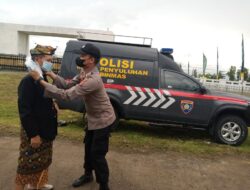 Satbinmas Polres Loteng Sampaikan Himbauan Prokes Kepada Panitia Dan Peserta Mandalika Street Fashion Carnaval