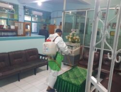 Antisipasi Lonjakan Covid-19, Seluruh Ruangan di UPT SPF SMPN 6 Hari Ini Dilakukan Penyemprotan Disinfektan
