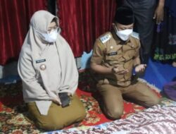 Sedang Melayat, Camat Alamsyah Mengunjungi Warganya yang Sedang Berduka