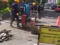 Respon Cepat, Satgas BJJ Dinas PU Makassar Lakukan Pembenahan Jalan Berlubang