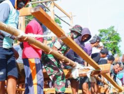 Babinsa Kodim 1420 bantu warga binaannya berdirikan rumah