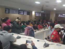 Ratusan Mantan RT/RW Datangi Gedung DPRD Makassar