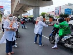 Jumat Berkah, Ketua IKAWAN DPRD Makassar Berbagi Makanan Siap Santap