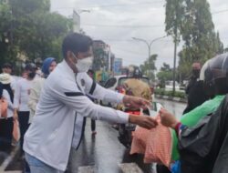 Turut Andil Makassar Festival Rebus, Kepala Bapenda Turut Membagi Makanan Rebus di Jalan