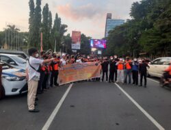 Sejumlah Anggota Forum Laskar Pelangi Dishub Kota Makassar Bagikan Takjil Gratis Ke Masyarakat