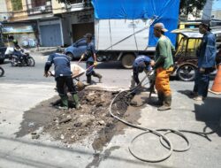 Meski Ditengah Aksi Unras Mahasiswa, DPU Makassar Tetap Melakukan Penutupan Lubang Jalan di Jl. Adiyaksa