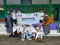 Belajar Bersosial, Osis UPT SPF SMPN 24 Makassar Bagikan Takjil Bagi Pengguna Jalan