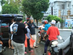 Pada Bulan Suci Ramadhan ini Sat Reskrim Polres Wajo Membagikan Takjil Ke Pengendara Yang Melintas