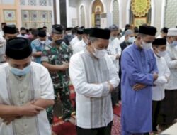 Ketua DPRD Makassar RL Bersama Wali Kota Danny Shalat Taraweh di Masjid H. Hamarung 