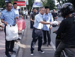 Safari Ramadhan, Direksi PDAM Makassar Bagikan Takji Ke Pengendara di Jalan Ratulangi