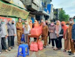 Dharma Wanita Dinas Pertanahan Makassar Bagikan Ratusan Takjil ke Pengguna Jalan