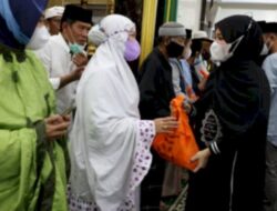Usai Salat Subuh Berjemaah di Masjid Babussalam BPS, Wawali Fatma Distribusikan 550 Paket Sembako