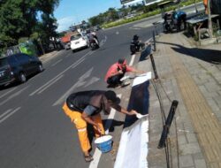 Tim Satgas Jalan Dinas PU Kota Makassar Laksanakan Pengecetan Trotoar