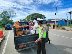 Lakukan Ops Yustisi, Personil Polres Pasangkayu Kembali Bagikan Masker kepada Pengguna Jalan