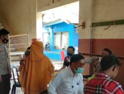 BRIPTU Agus Rahmat Hidayat melaksanakan pendampingan Vaksinasi di Pasar Labuan Lalar