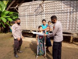 Gadis Disabilitas di Sekotong Dapat Kejutan Tongkat Baru dari Kapolsek Sekotong*