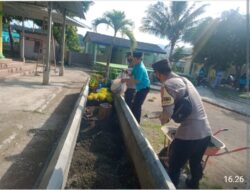 Bhabinkamtibmas Maluk Laksanakan Gotong Royong Bersama Warga Desa Sukseskan Kegiatan MTQ